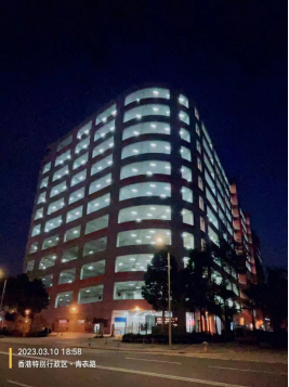 客戶香港倉庫的夜色大樓與包裝流水線順利完成調(diào)試后，我們的技術(shù)人員從深圳灣口岸返回。